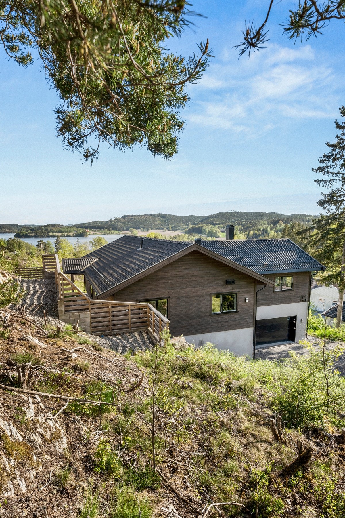 Tomten ligger flott til i terrenget med naturen rundt seg Galleribilde