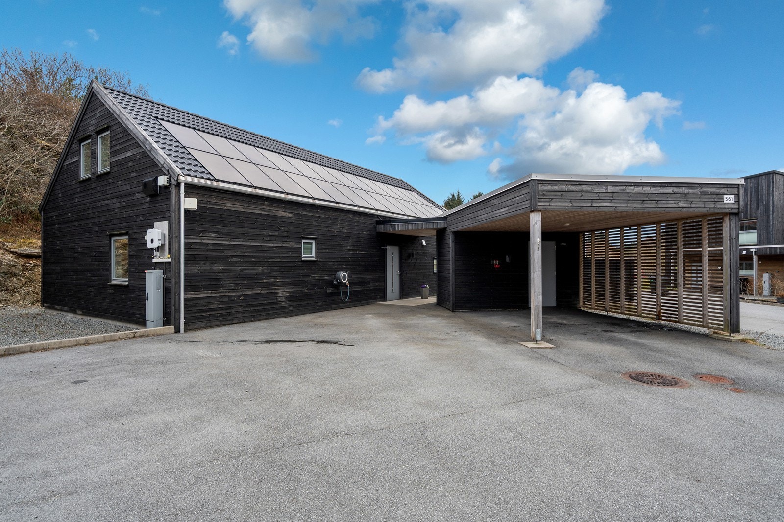 Asfaltert gårdsplass med god plass til parkering.
Solcellepaneler på tak bidrar til energieffektiv drift Galleribilde