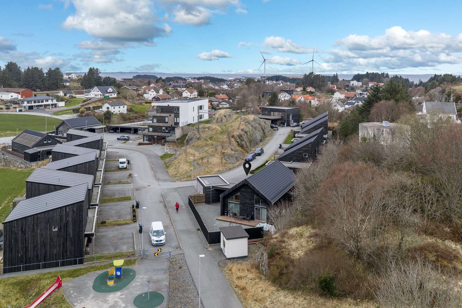 Eiendommen ligger fint til med kort avstand til barnehage, skole, nærbutikk og flotte turområder. Galleribilde