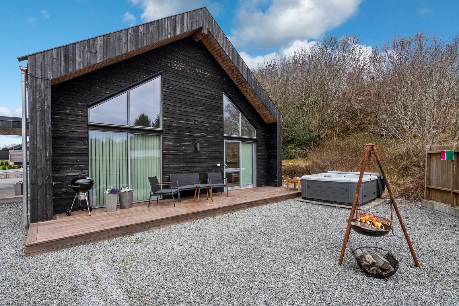 Flott førsteinntrykk med moderne enebolig og pent opparbeidet uteområde. Jacuzzi medfølger salget. Galleribilde