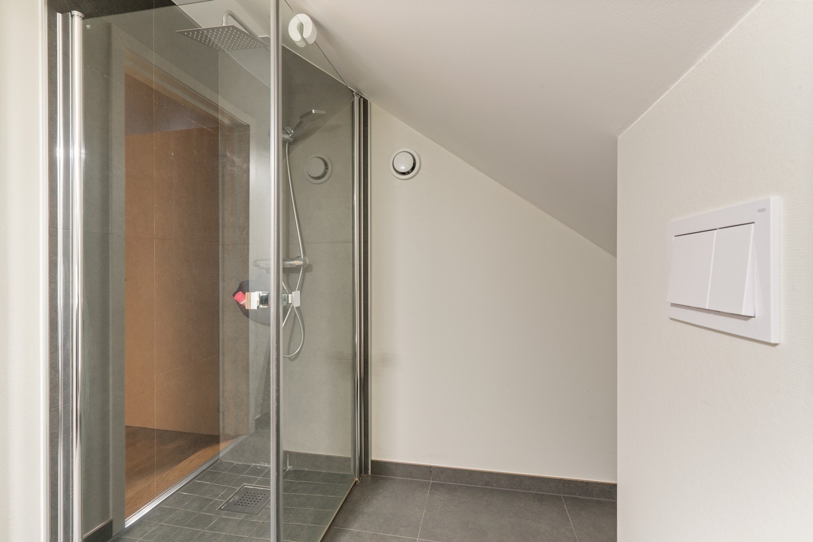 Baderommet er innredet med dusj, wc og vask. Galleribilde
