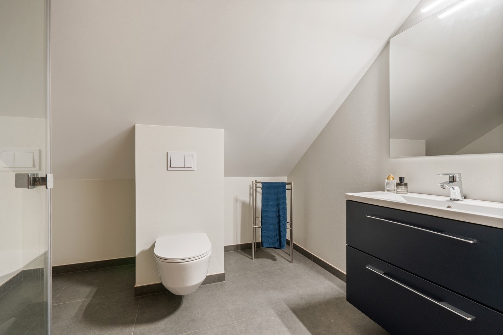 Delikat bad med moderne overflater Galleribilde
