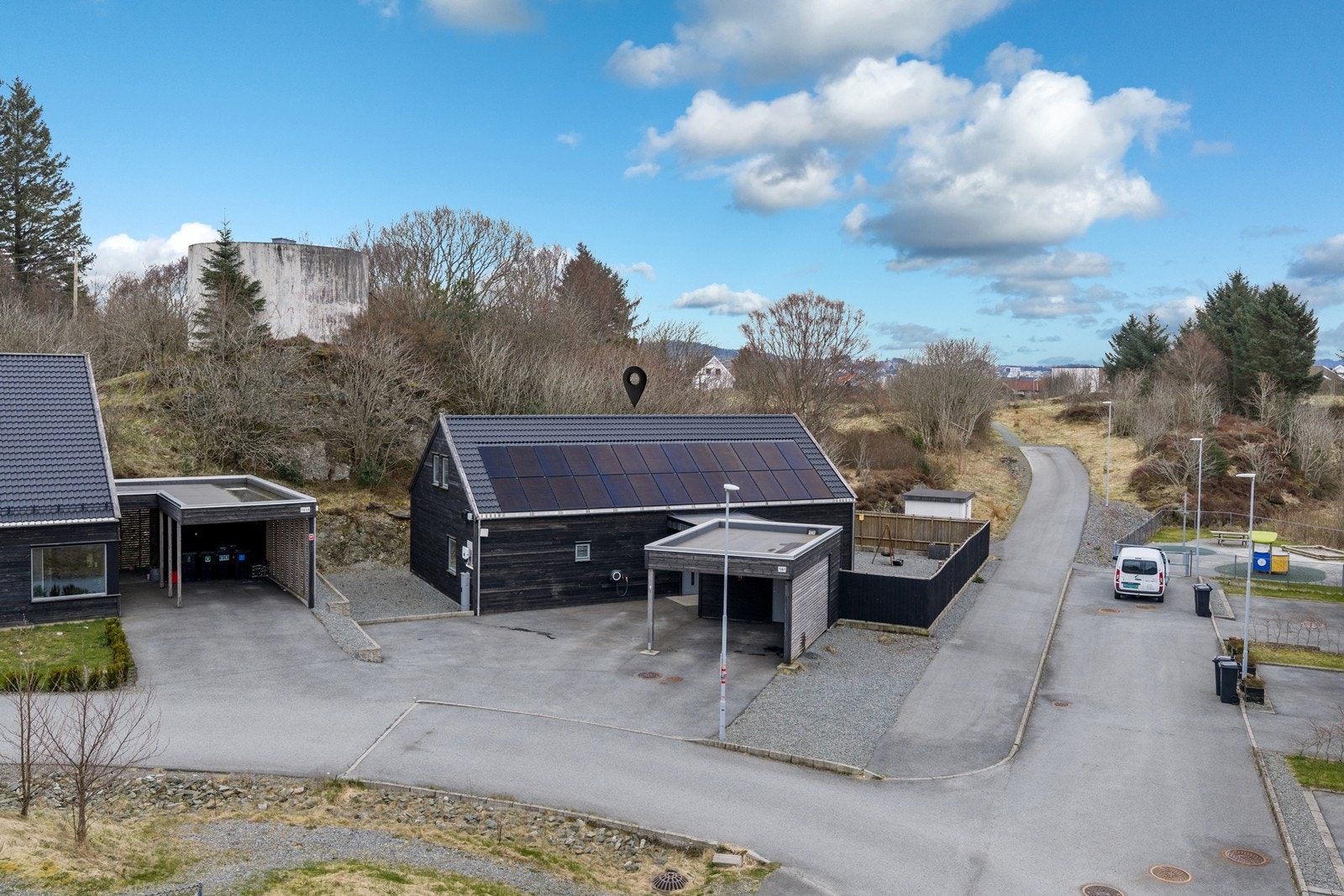 Carport med tilhørende bod gir ekstra lagringsplass Galleribilde