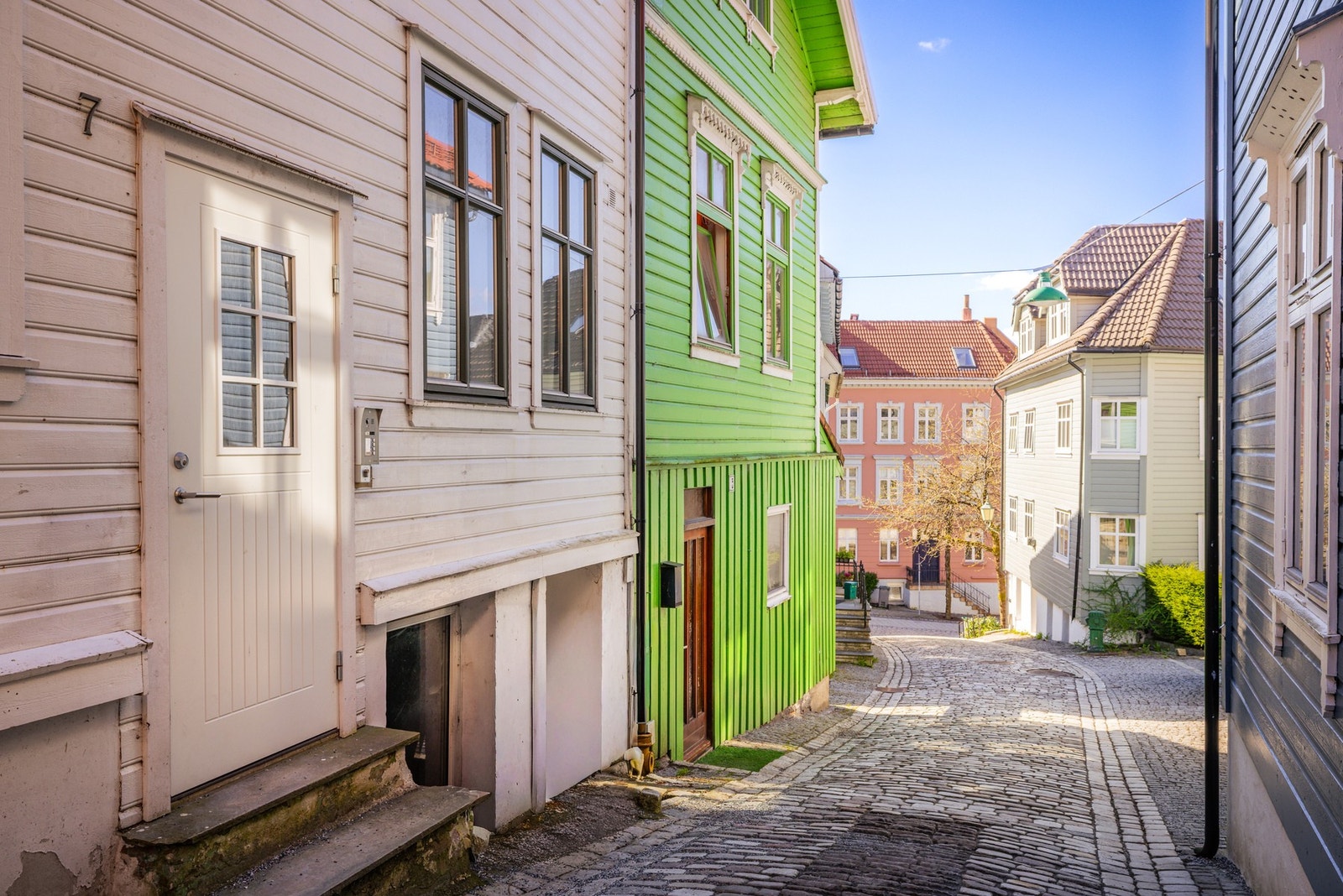Her bor du i et sjarmerende og etablert nabolag preget av vakker trehusbebyggelse, brosteinsbelagte gater og trange smau, i en rolig gate med begrenset biltrafikk. Galleribilde