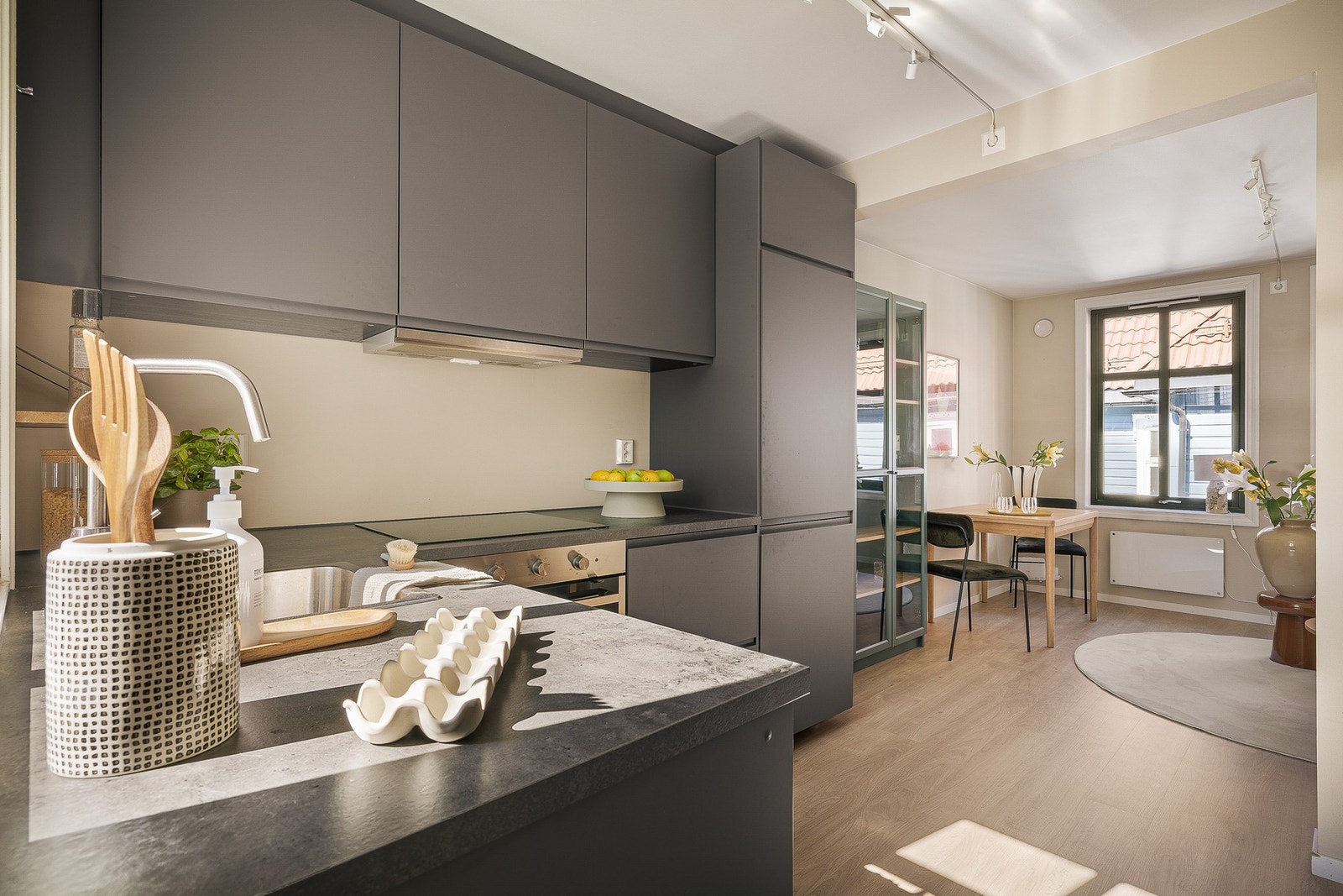 En stilren og moderne 3-roms leilighet med sentral beliggenhet! Boligen fremstår som vesentlig påkostet de senere år, med blant annet nytt kjøkken og bad fra 2021/22 Galleribilde
