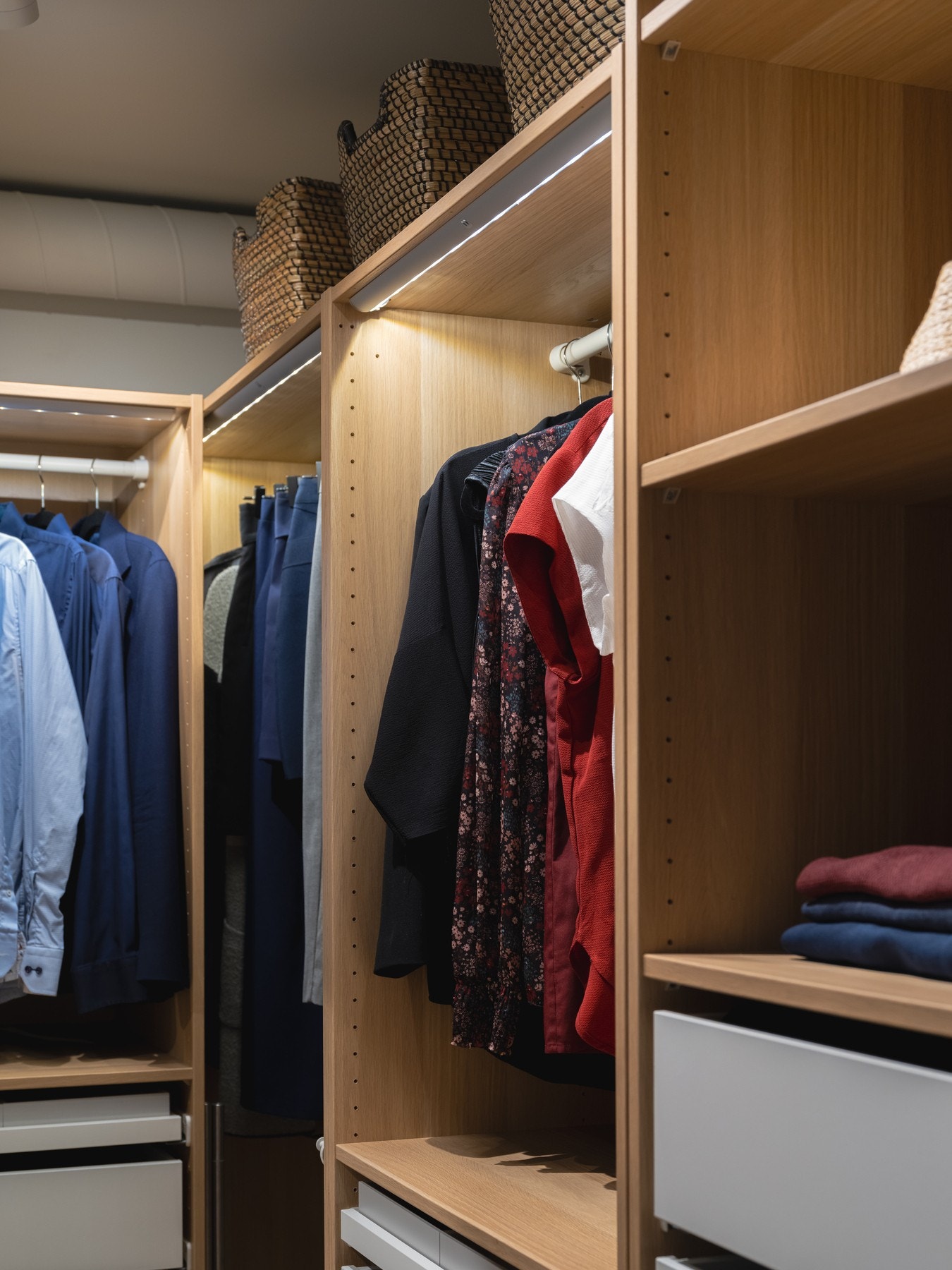 Praktisk garderobe som kombinerer både hyller, skuffer og stang til kleshengere. Galleribilde