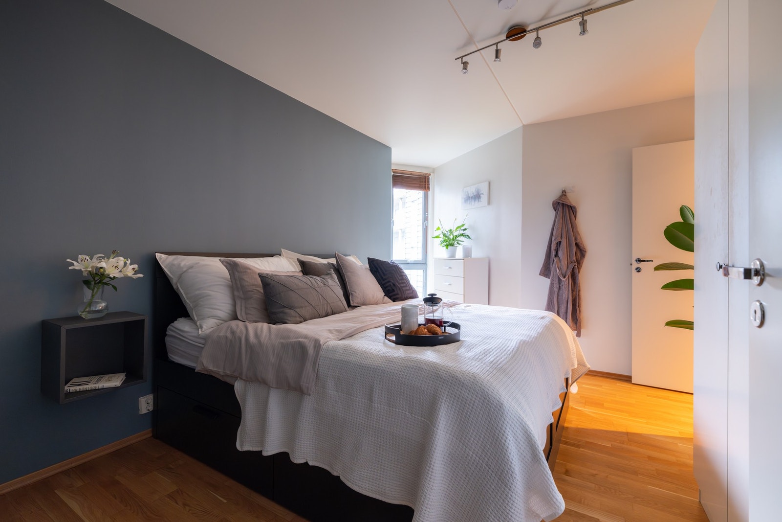Boligen har i alt to soverom av fin størrelse. Begge rommene er malt i moderne fargevalg og det er parkett på gulv. Galleribilde