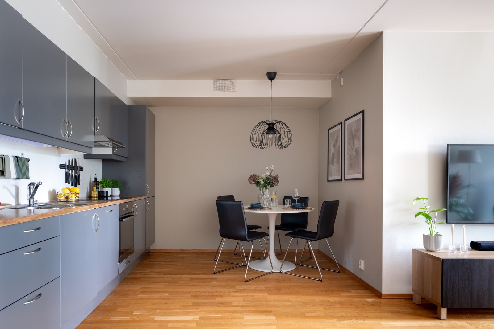 Norema kjøkken som består av glatte fronter og benkeplate med laminert overflate samt nedfelt kjøkkenvask med armatur. Galleribilde