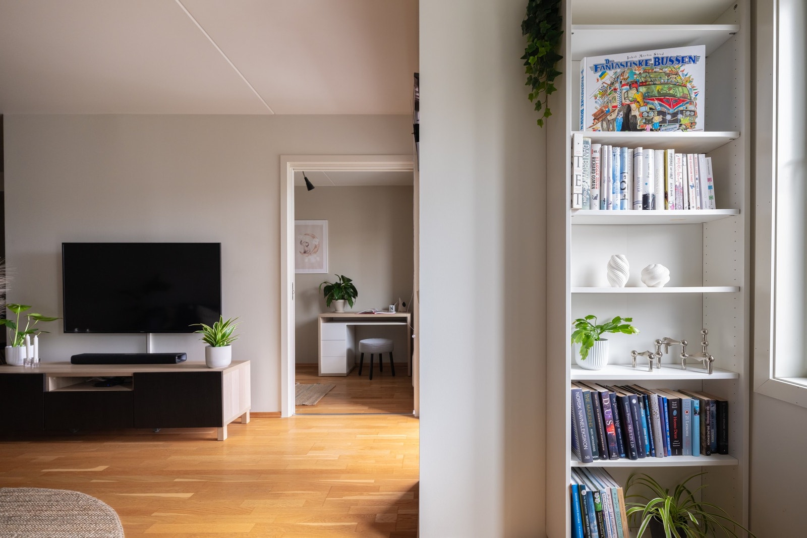Leiligheten har parkett på gulv og overflatene er malt i fine og nøytrale farger. Galleribilde