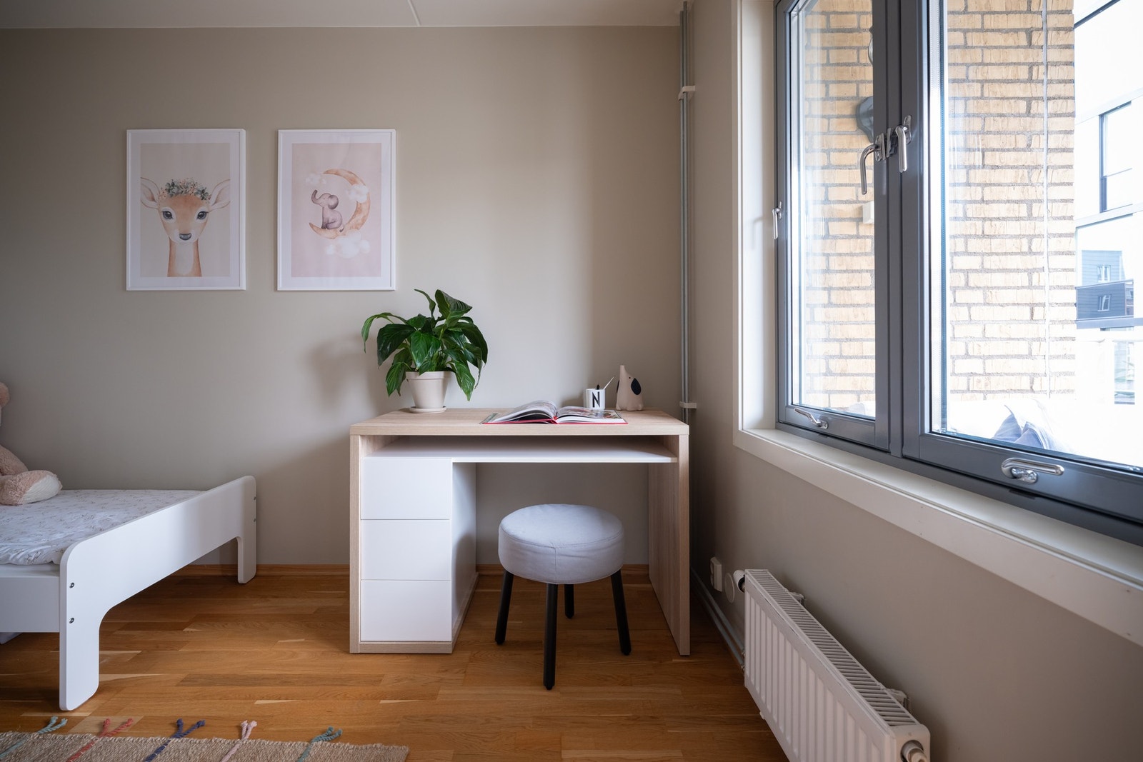 Videre har du et koselig soverom to, med fin plass til seng og annet møblement. Galleribilde
