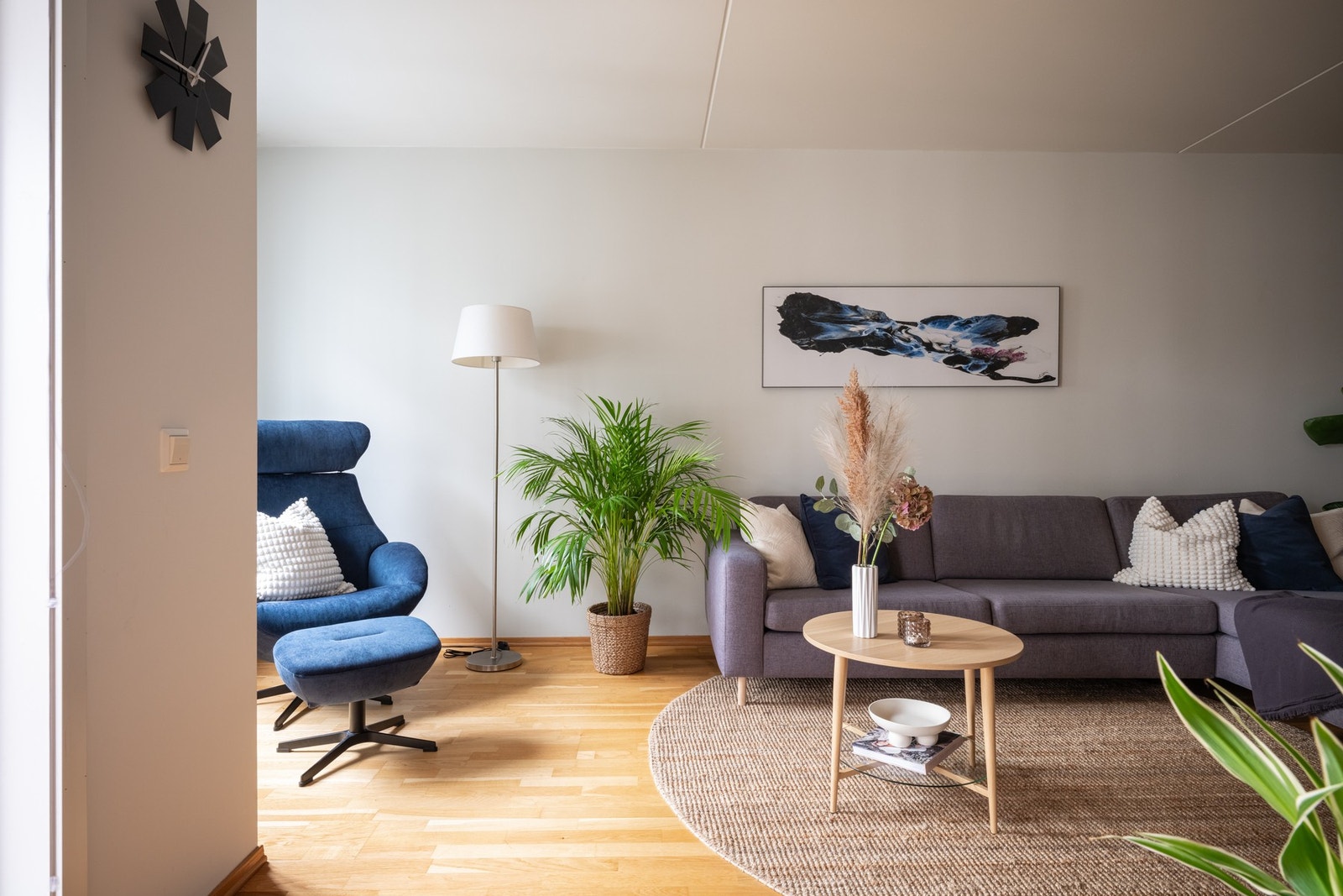 Stuen har en naturlig plassering for sofa med tilhørende møblement. Galleribilde