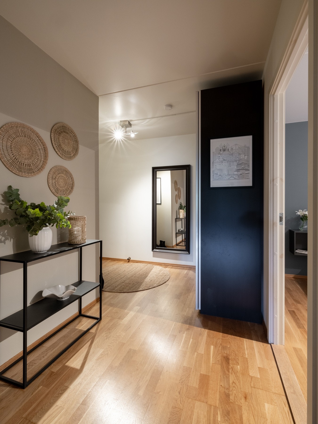 Leiligheten ligger fint til i byggets 3.etasje, med heisadkomst fra bakkeplan. Galleribilde