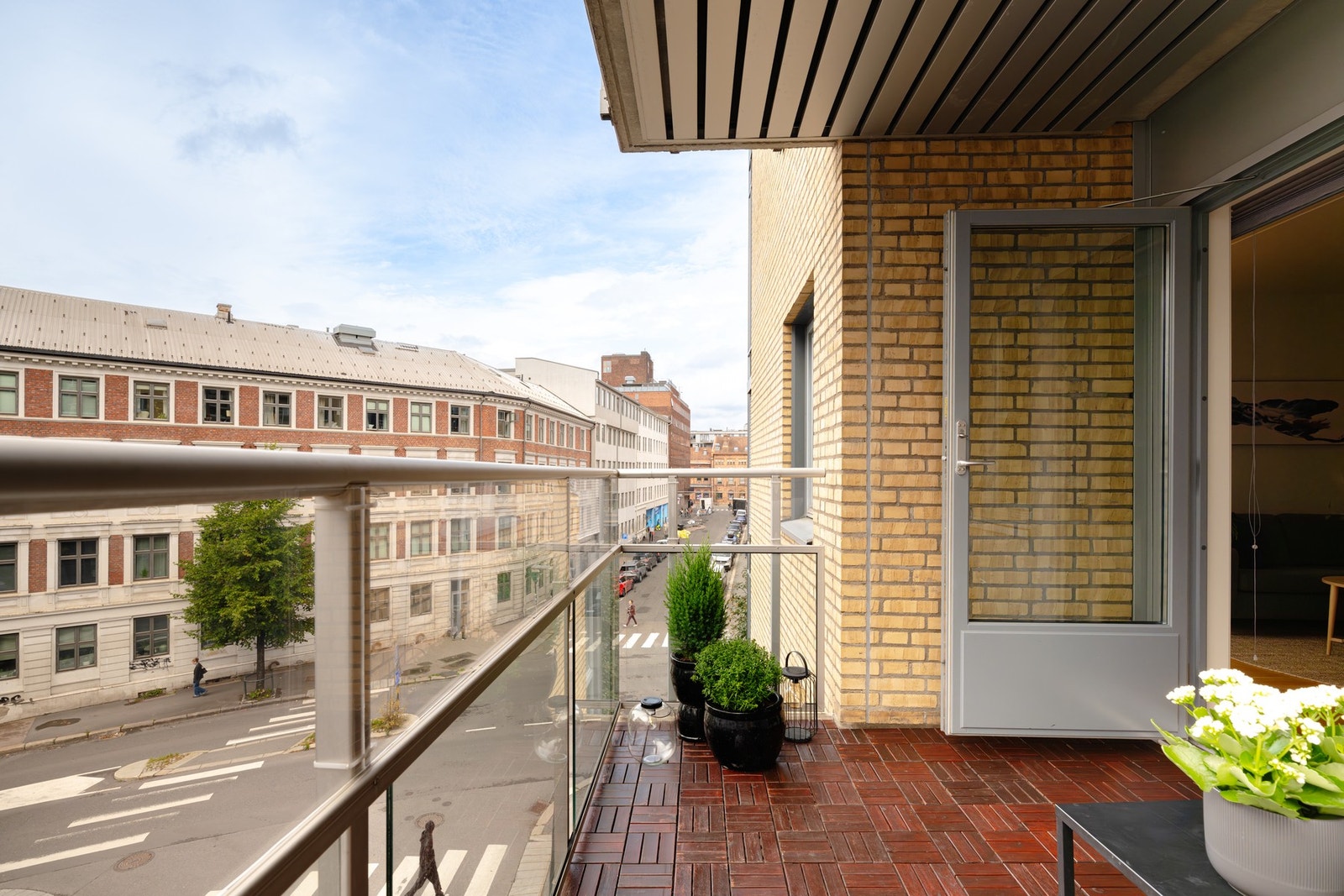 På balkongen har du meget fine solforhold, på sommertid har du solen fra 11-12 tiden til rundt klokken 20 i følge selger. Galleribilde
