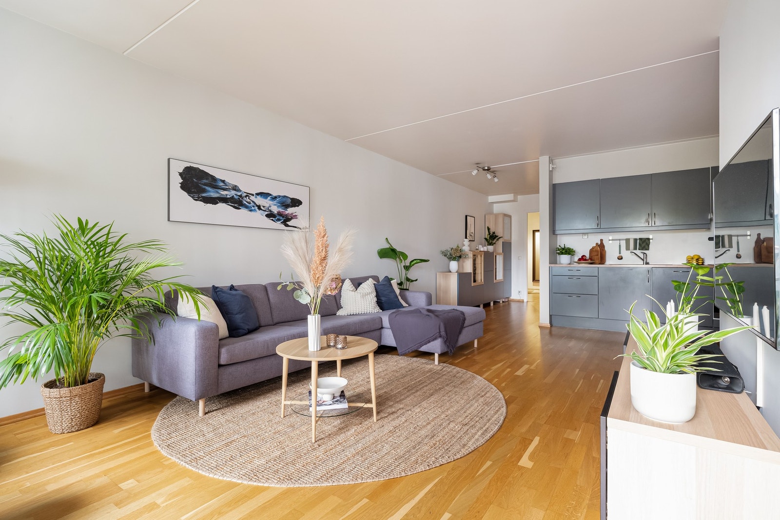 Leiligheten har en god planløsning, hvor du har stue og kjøkken i en åpen og sosial løsning. Galleribilde