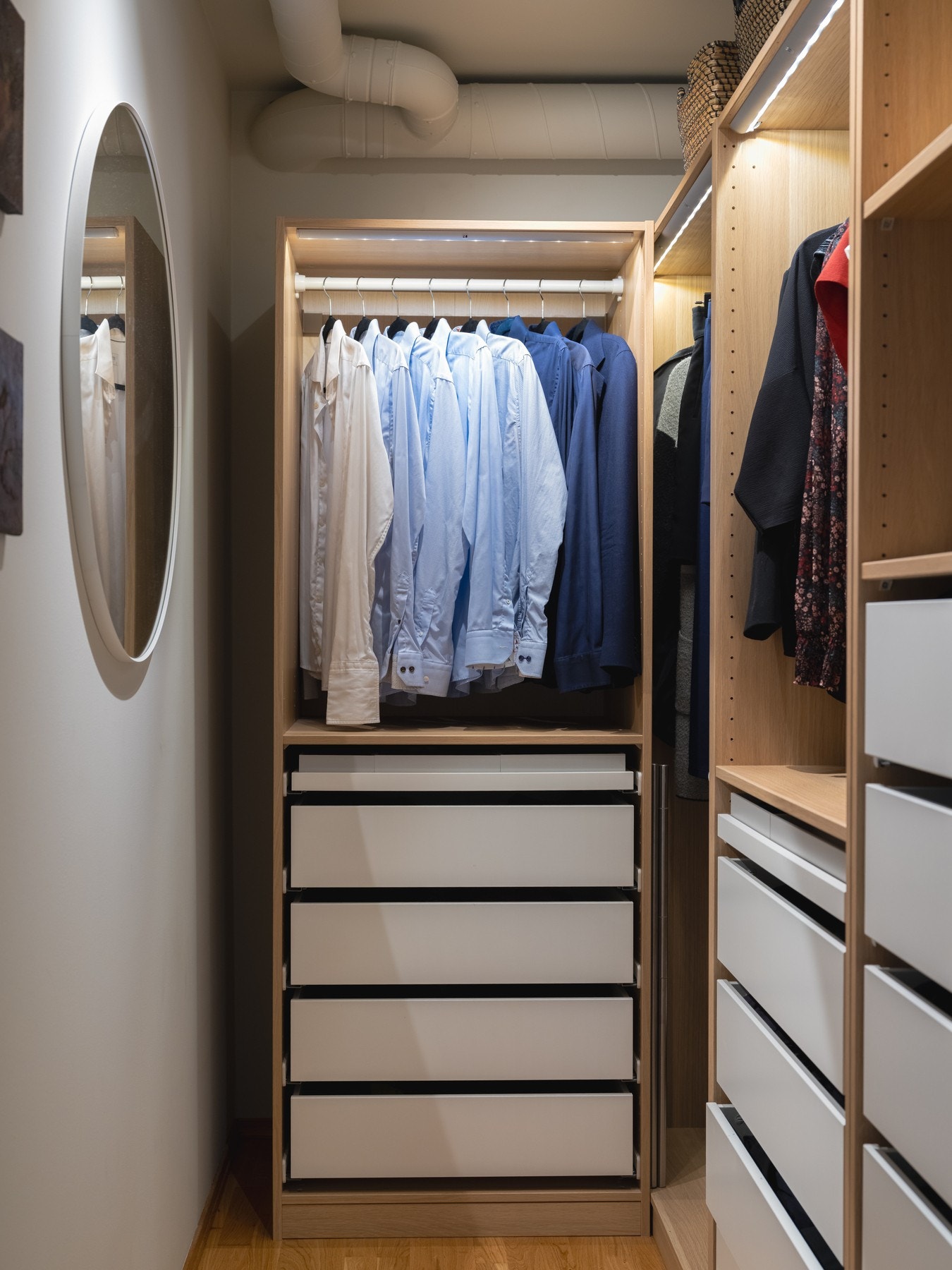 Videre har rommet en romslig walk-in garderobe, som gir deg god plass til alt av klær og sko. Galleribilde