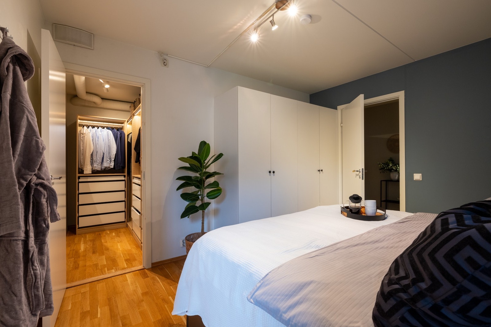 Soverommet har godt med plass til oppbevaring av klær og sko, som gjør det enkelt å holde en ryddig garderobe. Galleribilde