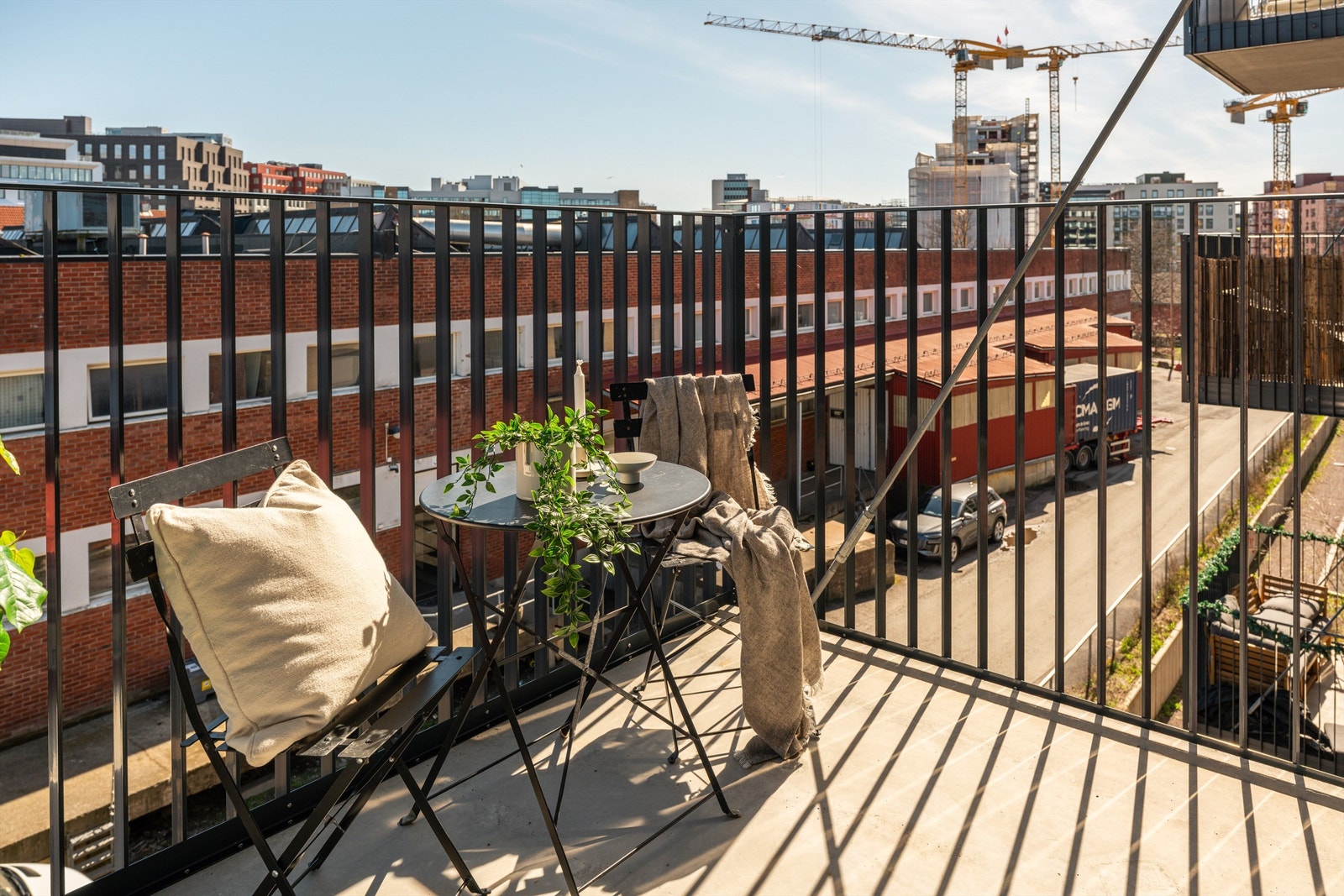 Videre fra stuen er det utgang til en østvendt balkong på ca. 6 m² Galleribilde