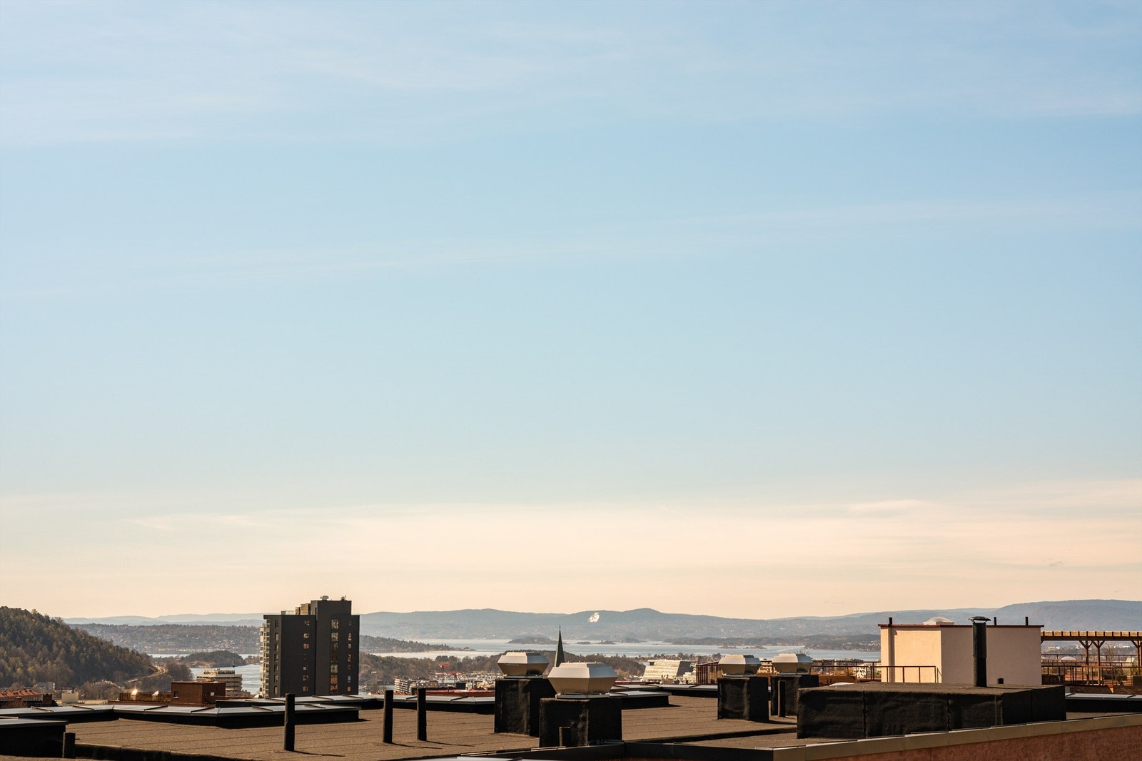 Det er en felles takterrasse med sol hele dagen som beboerne har tilgang til. Galleribilde