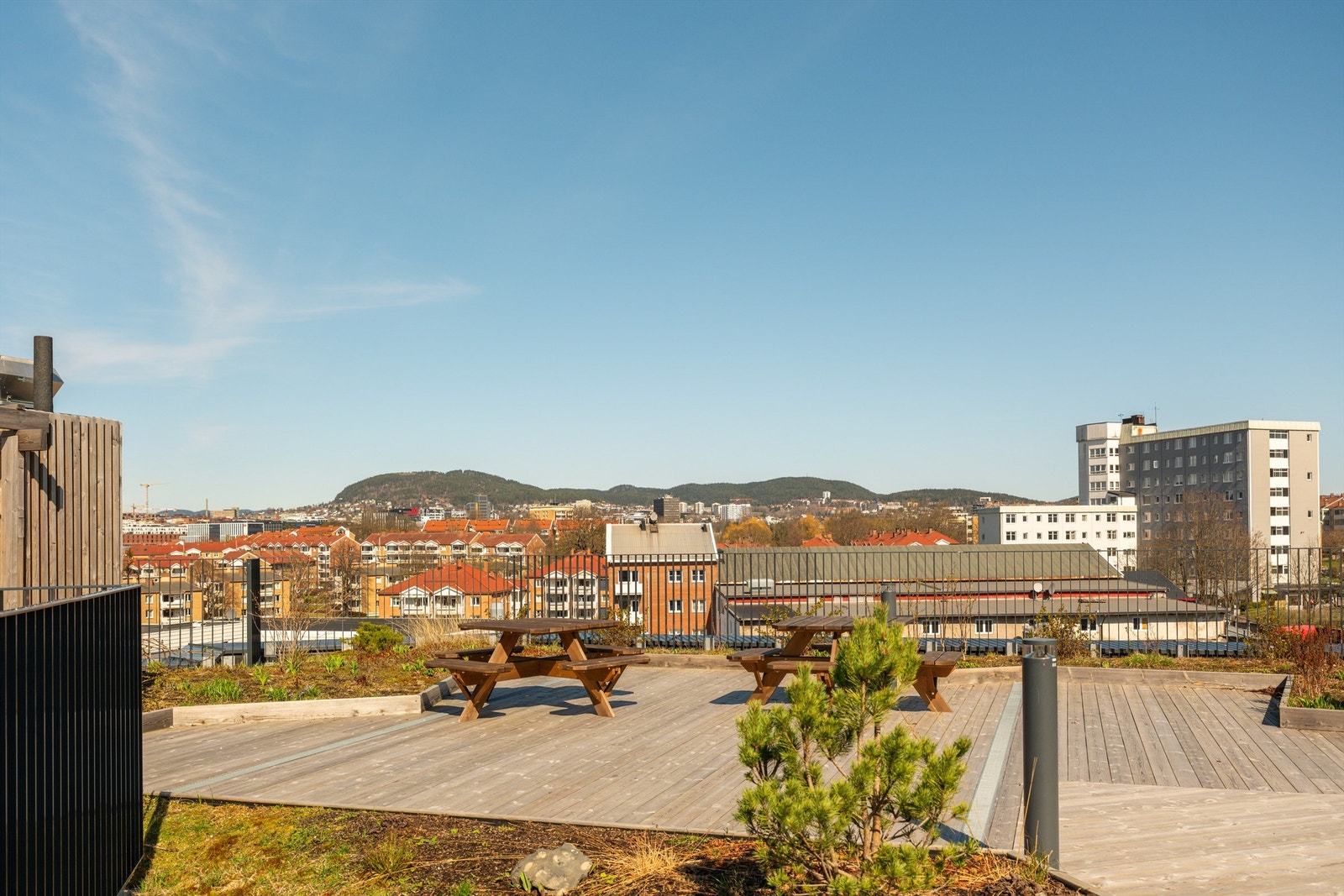 Det er en felles takterrasse med sol hele dagen som beboerne har tilgang til. Galleribilde