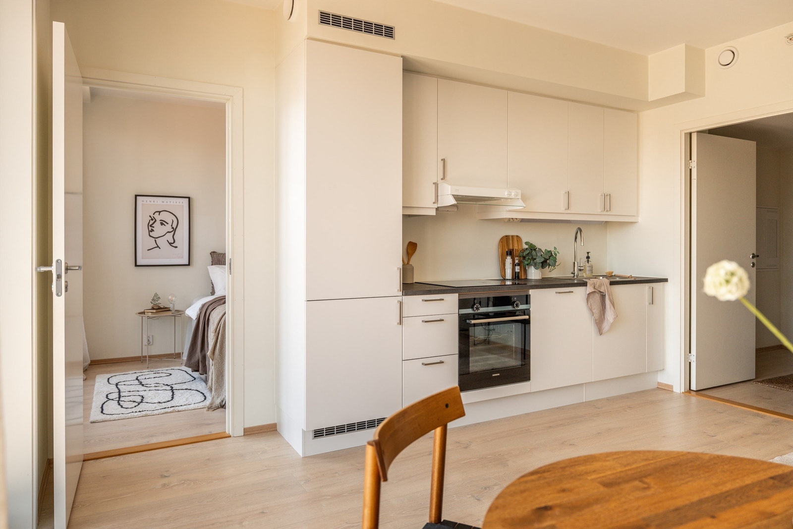 LeiIigheten har en stue på ca. 17 m² med åpen kjøkkenløsning. Galleribilde