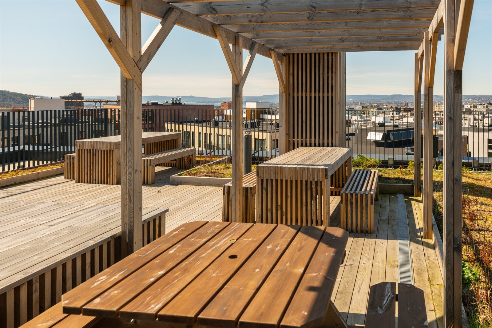 Det er en felles takterrasse med sol hele dagen som beboerne har tilgang til. Galleribilde