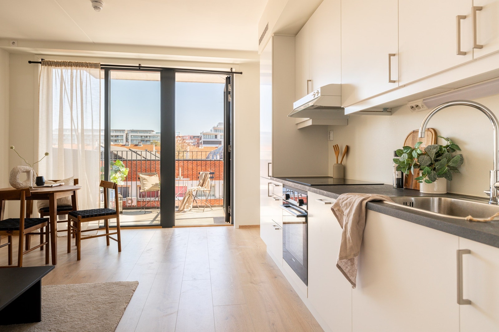 I stuen er takhøyden målt til ca. 2,65m. Den gode takhøyden sammen med de store vindusflatene gir en behagelig romopplevelse. Galleribilde
