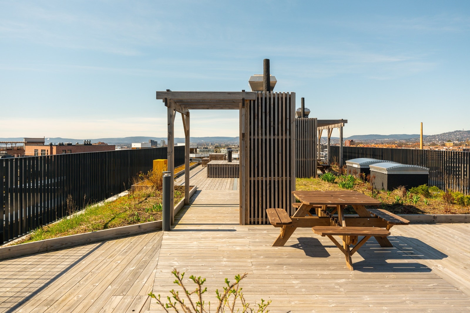 Det er en felles takterrasse med sol hele dagen som beboerne har tilgang til. Galleribilde