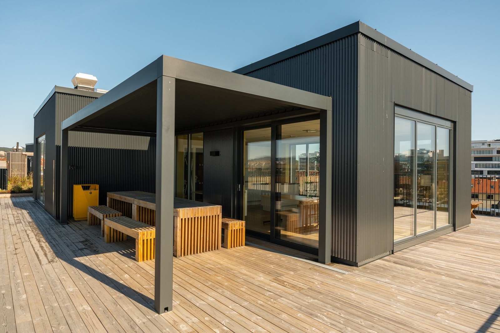 Det er en felles takterrasse med sol hele dagen som beboerne har tilgang til. Galleribilde