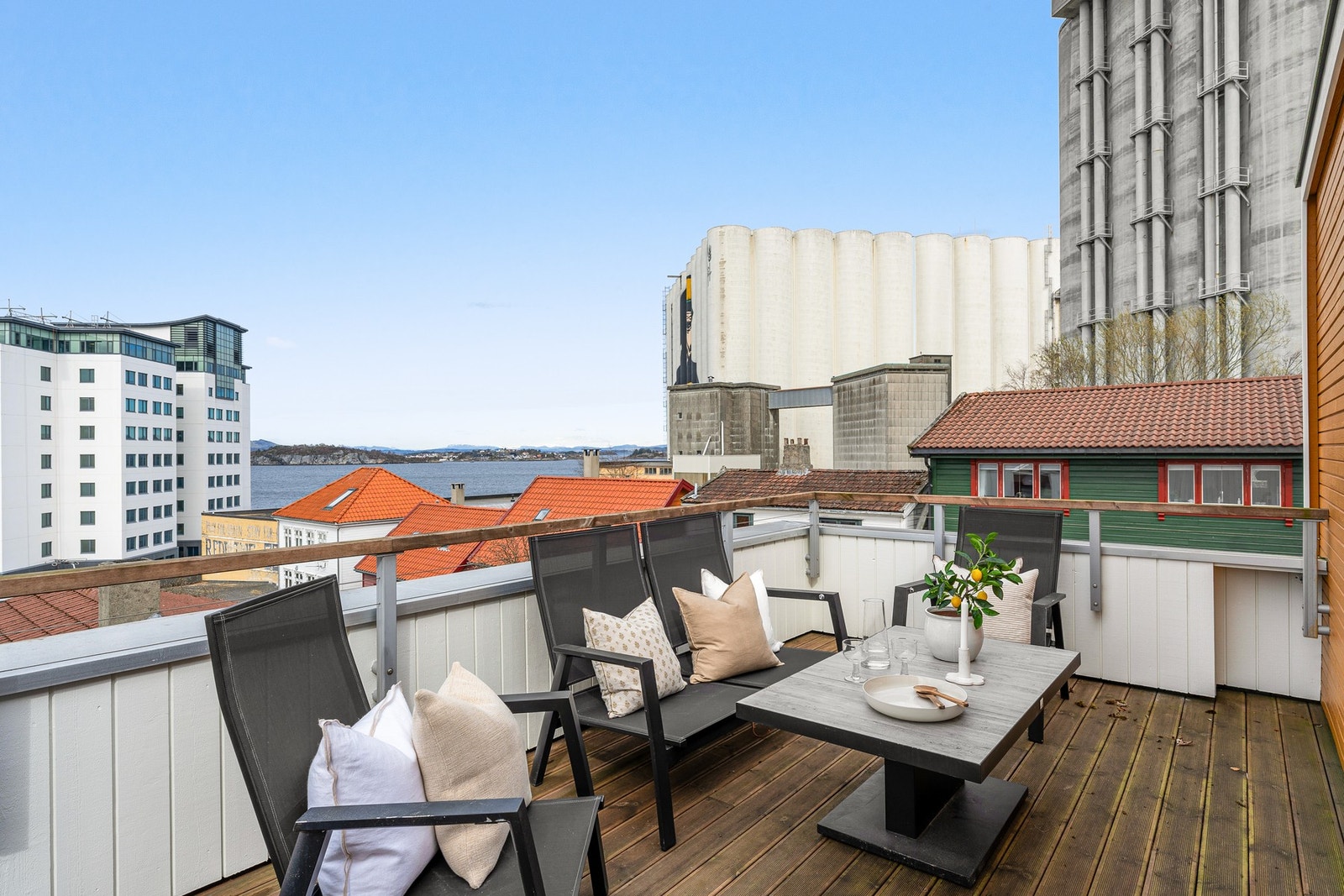 Her bor man svært sentralt med både dagligvare, restauranter, kafeèr, badeplass og byens service - og kulturtilbud i umiddelbar gange fra boligen. Galleribilde