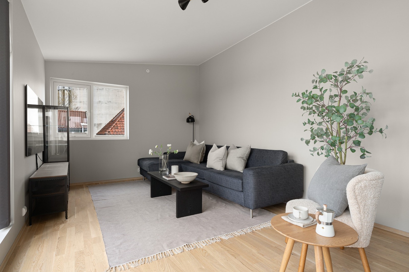 I husets toppetasje er det en innbydende tv-stue og utgang til en helt fantastisk takterrasse med flott utsikt og gode solforhold. Galleribilde