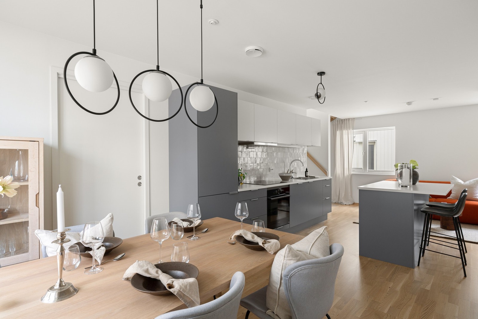 Huset fremstår veldig innholdsrikt med blant annet tre soverom, to stuer og to bad. Galleribilde