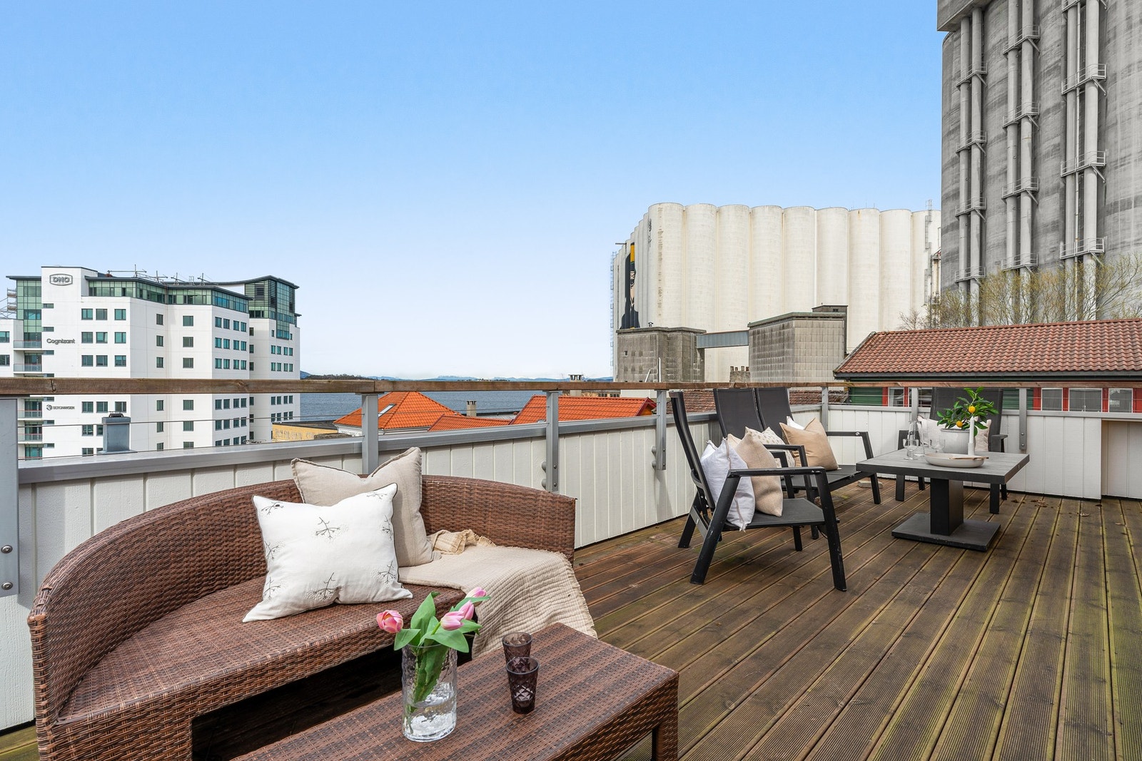 Fantastisk takterrasse av god størrelse med god plass til opptil flere sittegrupper. Her kan man virkelig nyte gode sol - og sommerdager i rolige og skjermede omgivelser. Galleribilde