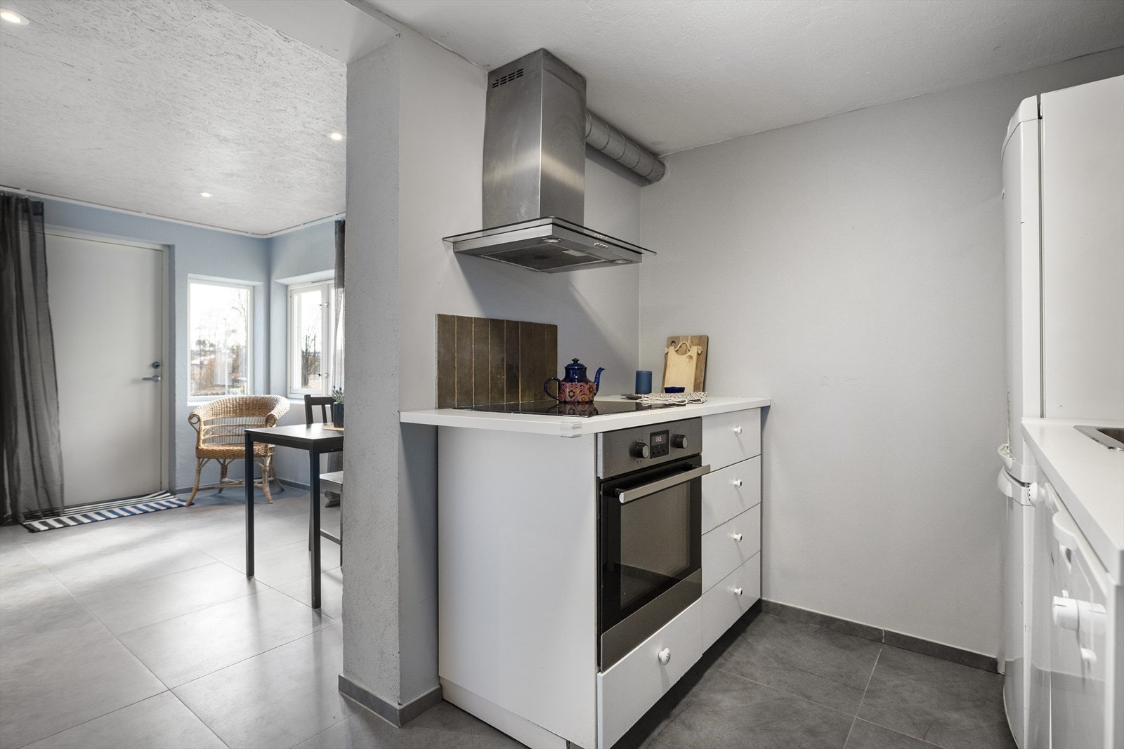 Kjøkken med integrert komfyr og platetopp. God ventilering. Galleribilde