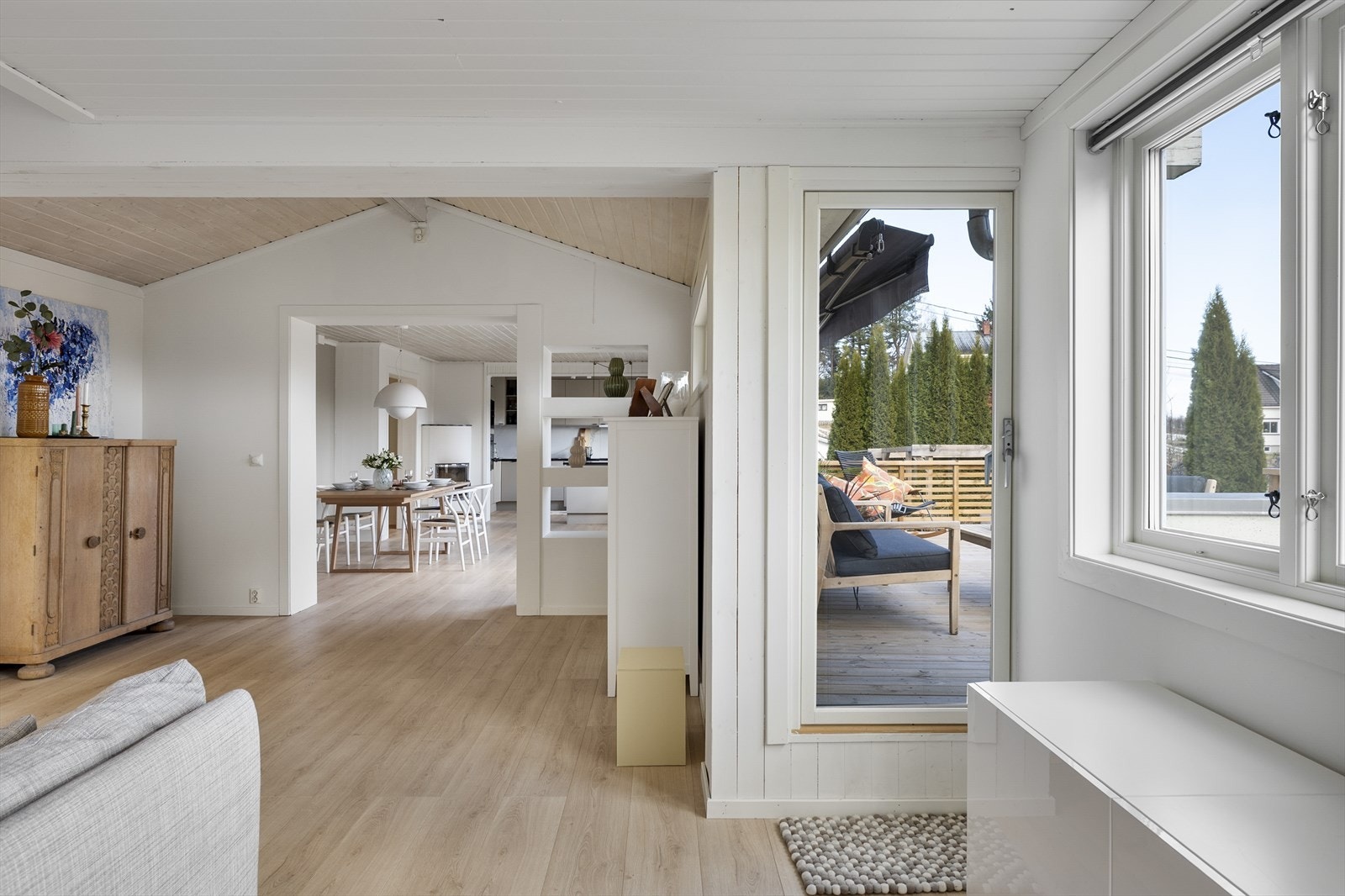 Utgang til boligens østvendte terrasse. Galleribilde
