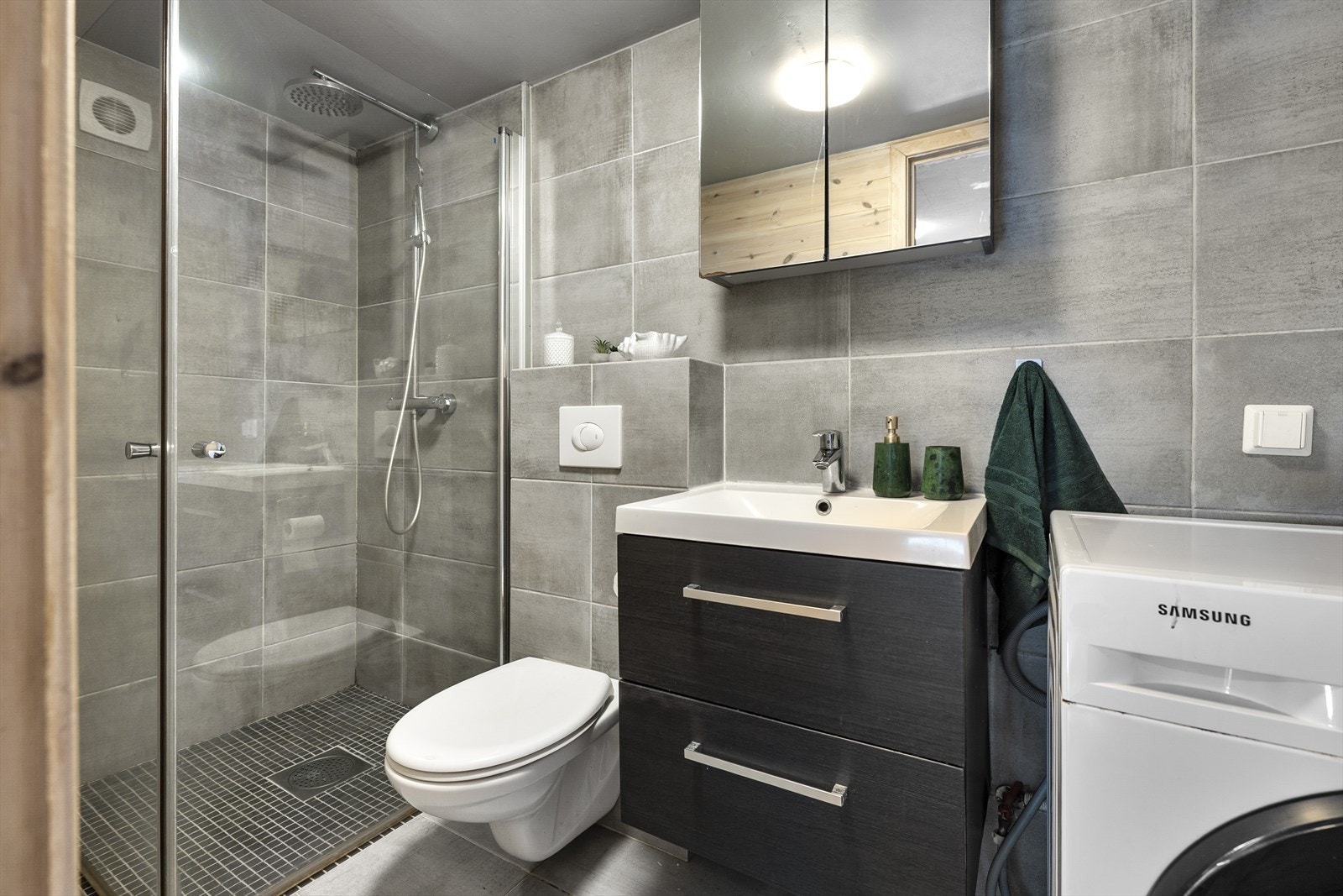 Badet i hybelen er pusset opp i 2018, og har et moderne og gjennomført uttrykk. Galleribilde