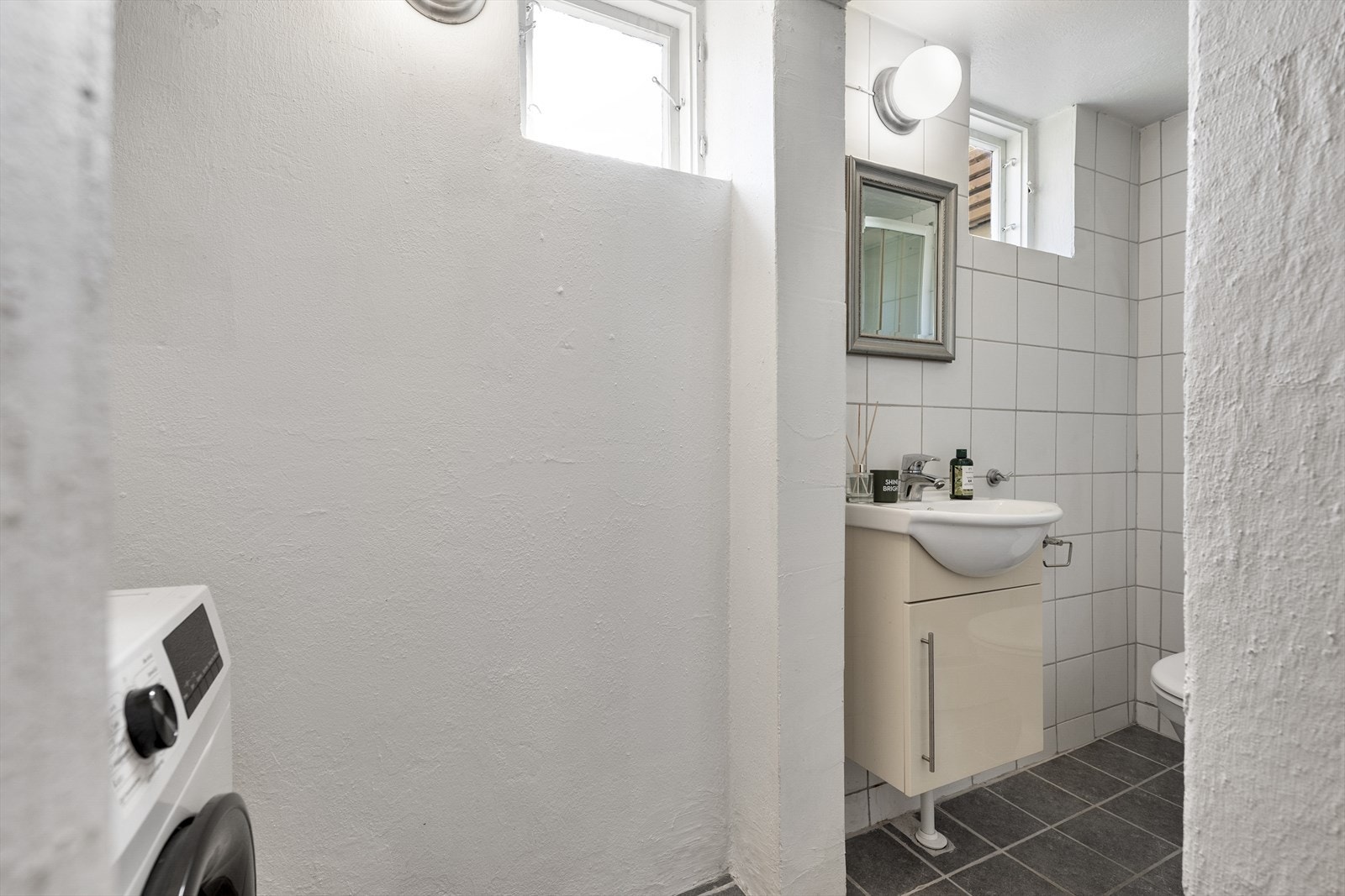 Vaskerom/bad i kjelleren Galleribilde