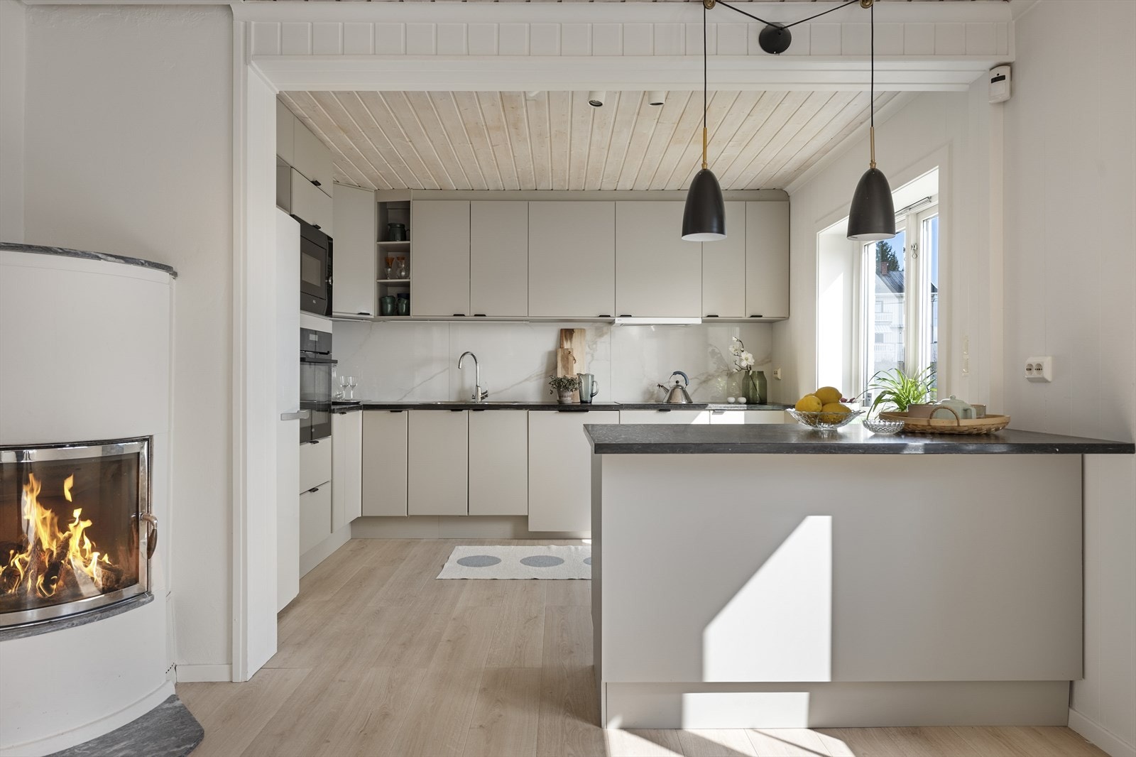 Kjøkkenet har integrerte hvitevarer fra AEG og Miele. Galleribilde