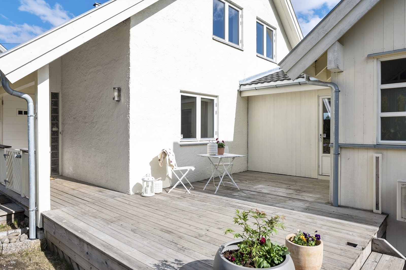 Inngangspartiet er tilknyttet en solrik terrasse med god plass til sittegrupper; et koselig uteområdet. Galleribilde