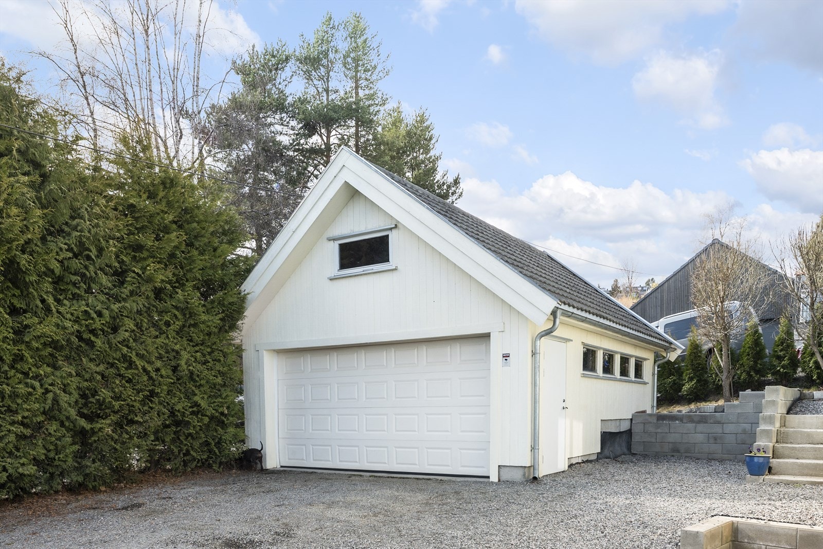Frittliggende garasje med god plass til bil, lagring og hageutstyr. Galleribilde