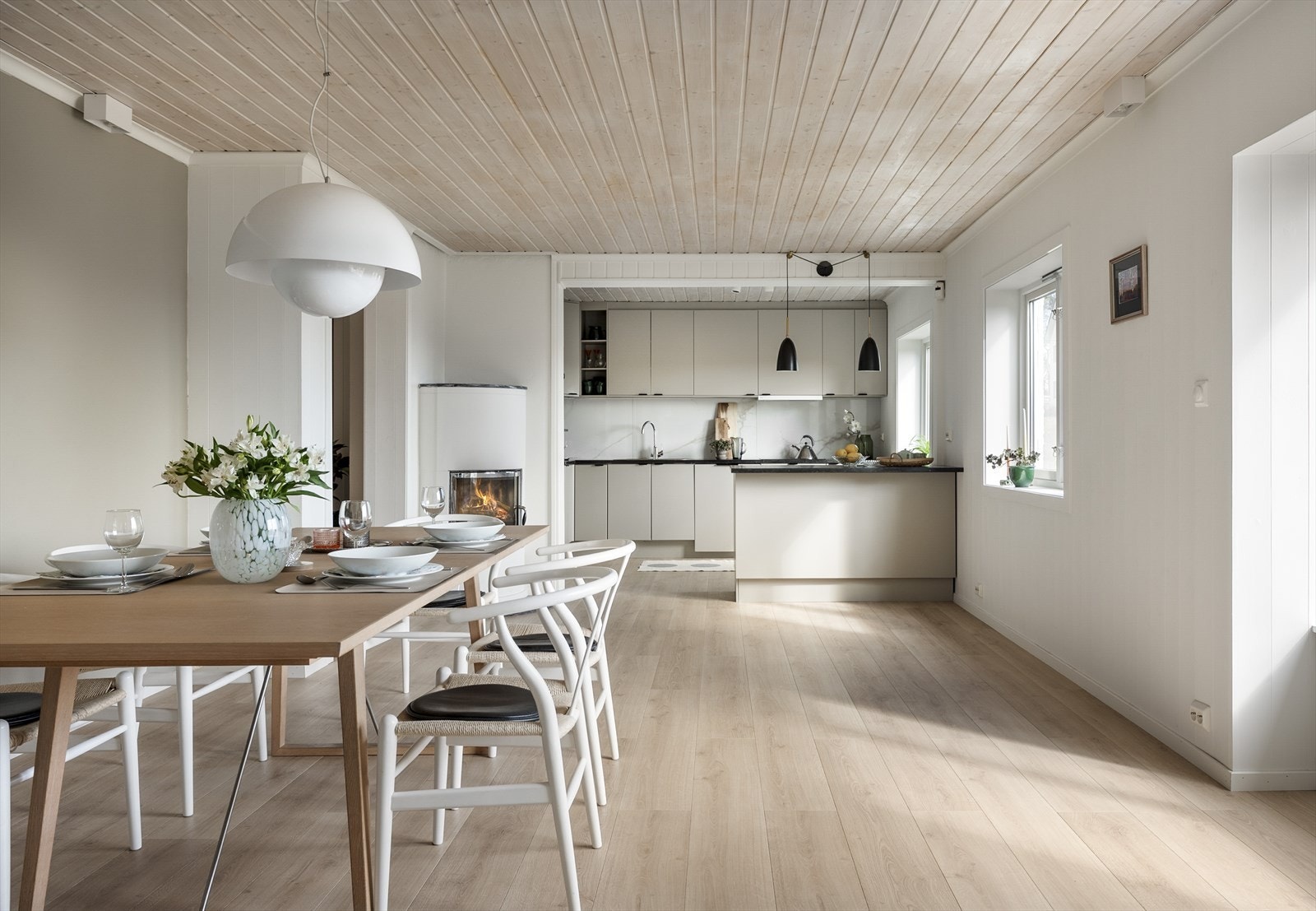 Kort vei fra kjøkken til spisestuen gjør det åpne rommet til et sosialt oppholdssted. Galleribilde