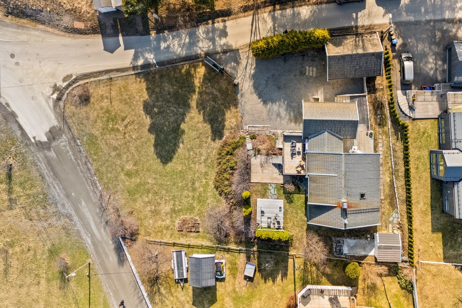 Dronebilde av boligen og tomten. Galleribilde
