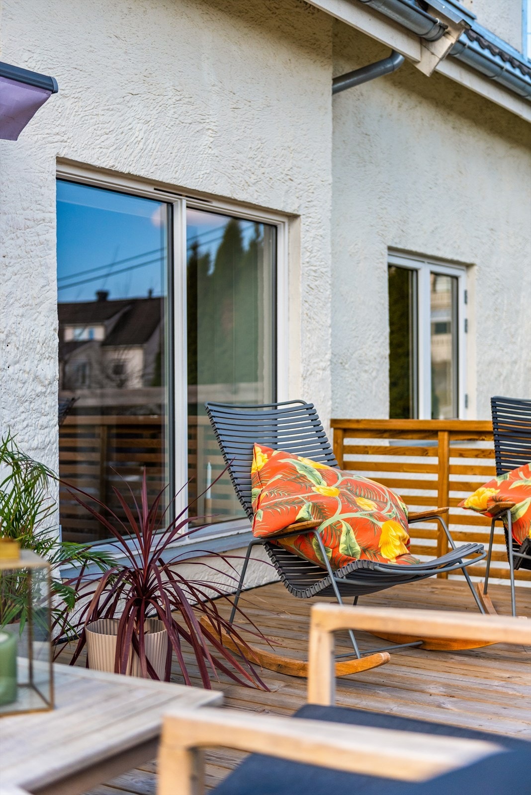 Skjermet terrasse for avslapning og hyggelige familiestunder utendørs. Galleribilde