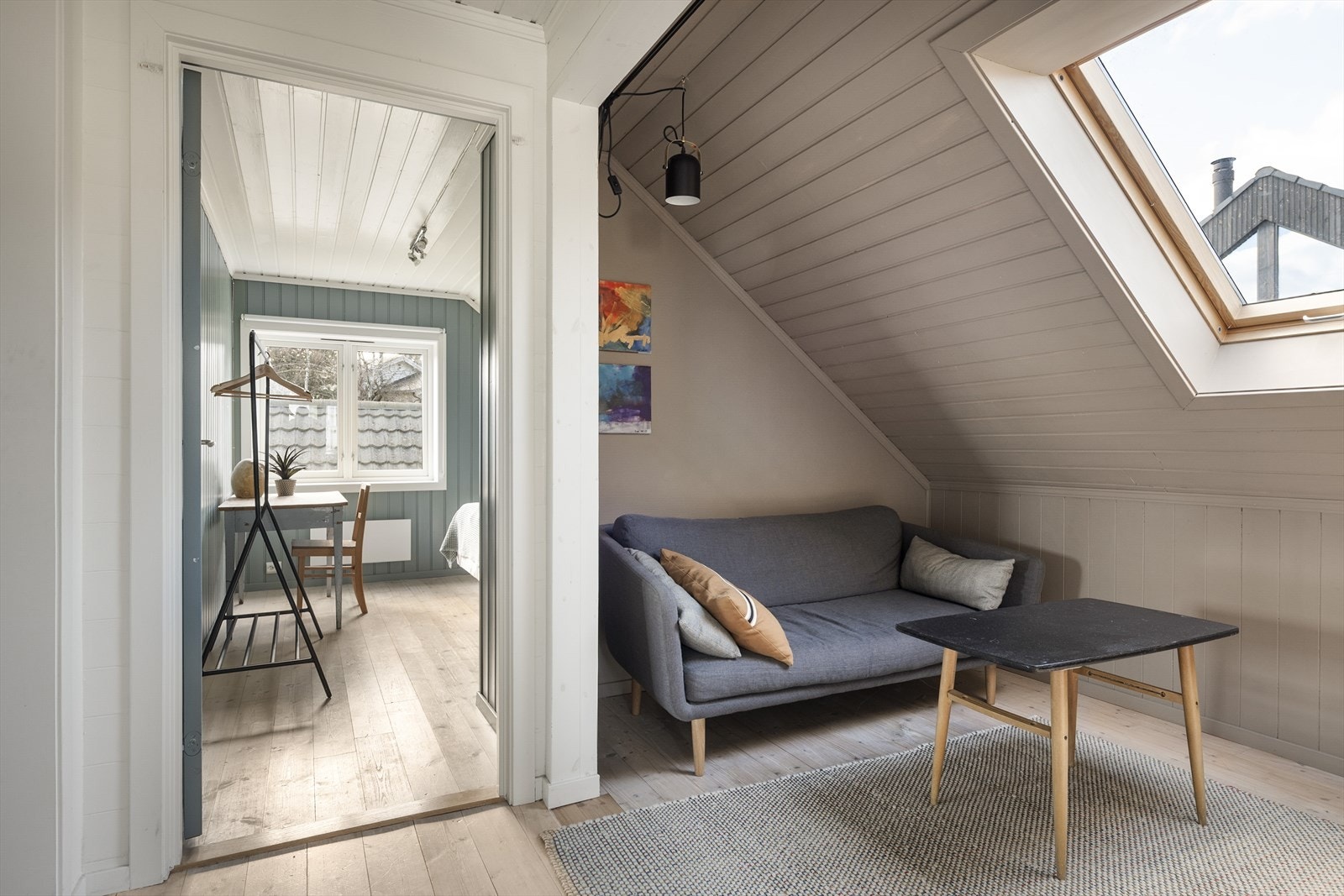 Loftsstuen er perfekt for barna eller å sende gubben bort til for å se fotball. Hvilke muligheter! Galleribilde