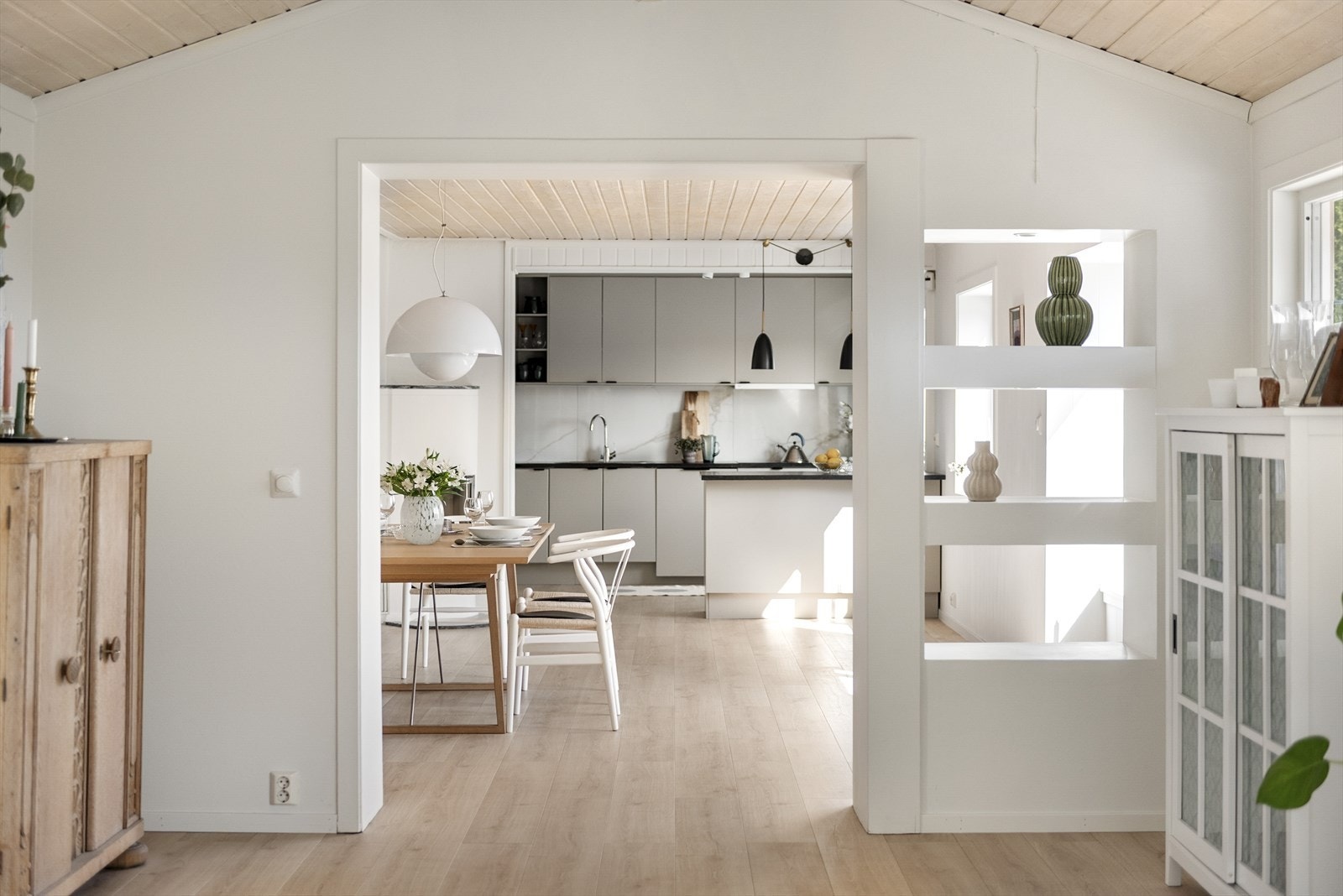 Romslige vinduer slipper inn godt med naturlig lys. Galleribilde