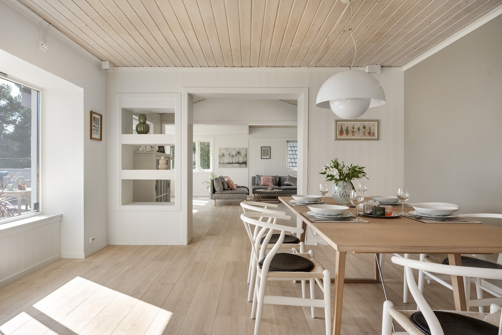 Inne i hjertet av boligen har man en lys og luftig spisestue. Galleribilde