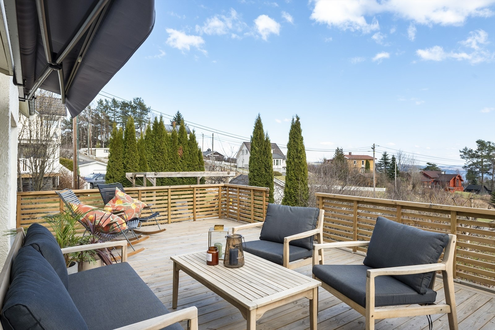 Romslig og solrik terrasse med god plass til sittegruppe - perfekt for late sommerdager. Galleribilde