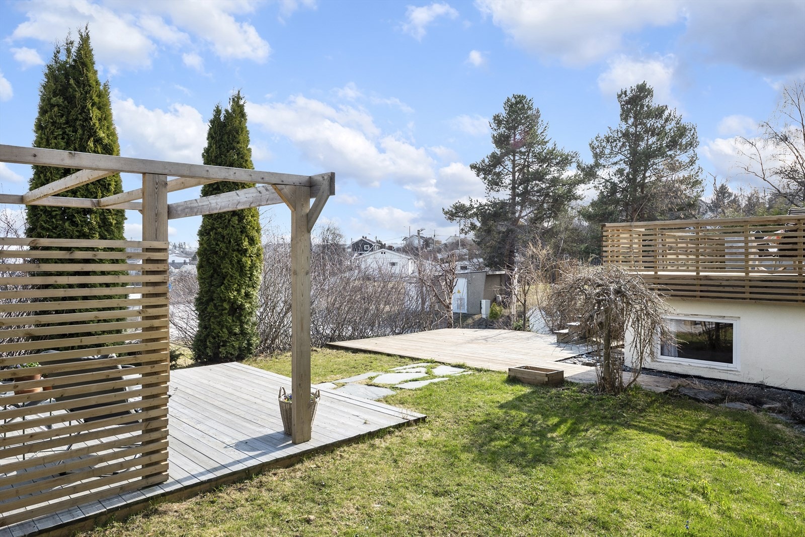 Like ved terrassen har man en pergola og ekstra sitteplass i hagen. Fin plass for barna å leke. Galleribilde