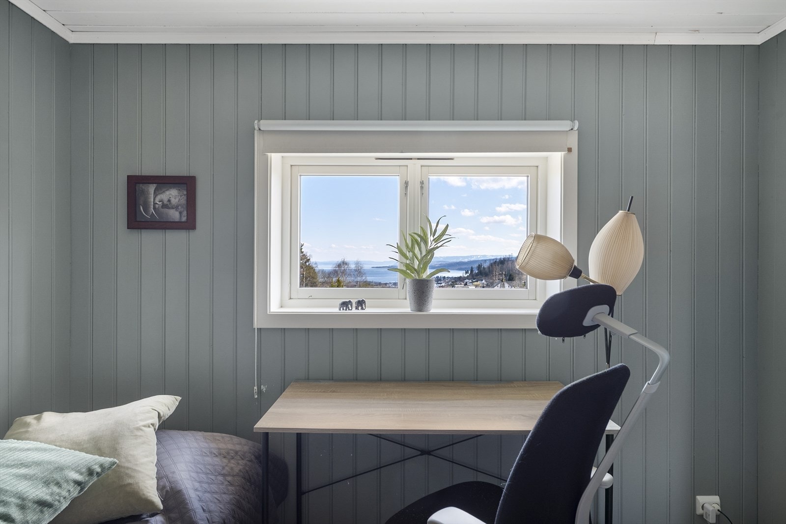 Mjøsutsikt fra soveromsvinduet. Galleribilde