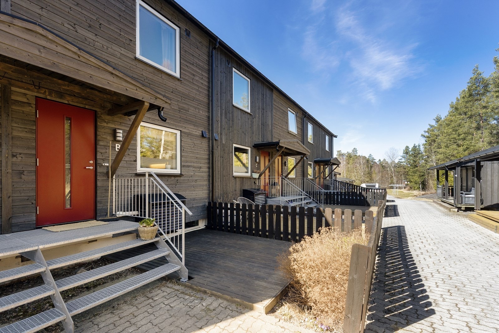 Ved inngangspartiet er det også utvendig bod på 5 m2 som medfølger. Galleribilde