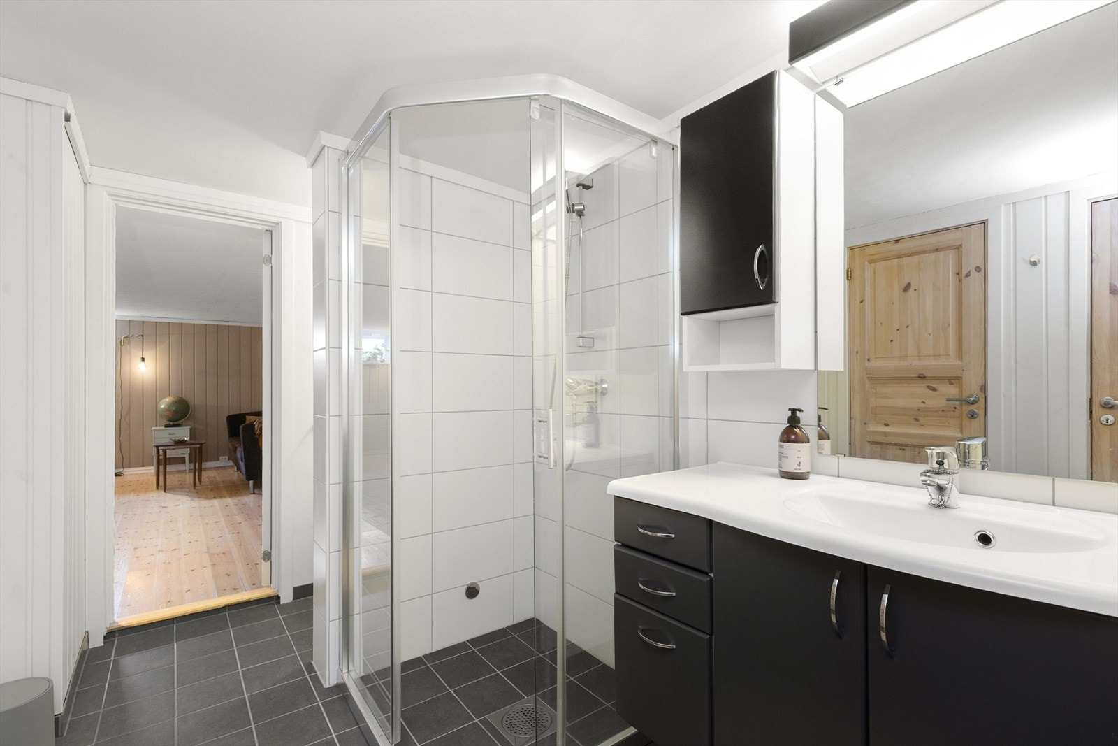 Leiligheten har også et pent bad kombinert med vaskerom i kjelleren. Også dette badet er pusset opp i regi av borettslaget i 2018. Her er det flislagt gulv og flislagte vegger i dusjsonen. Galleribilde
